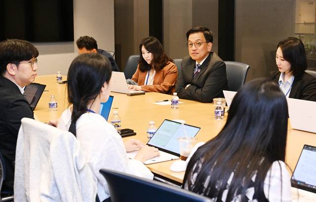 한-미 통상협의(Trade Consultation)와 주요 20개국(G20) 재무장관회의 및 국제통화금융위원회(IMFC)에 참석하고자 미국 워성턴DC를 방문중인 최상목 부총리 겸 기획재정부 장관이 25일(현지시간) 국제통화기금(IMF)에서 열린 동행기자단과의 간담회에서 기자 질문에 답변하고 있다. 기획재정부 제공