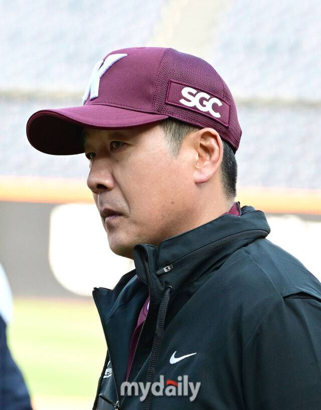 2025년 4월 11일 오후 대전 한화생명 볼파크에서 진행된 '2025 신한 SOL뱅크 KBO 리그' 키움 히어로즈와 한화 이글스의 경기. 키움 홍원기 감독이 생각에 잠겨있다./마이데일리