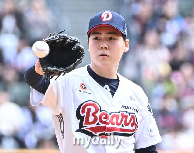 27일 오후 서울 잠실야구장에서 진행된 '2025 프로야구 KBO리그' 두산 베어스와 롯데 자이언츠의 경기. 두산 최승용이 선발등판 하고 있다./잠실=송일섭 기자