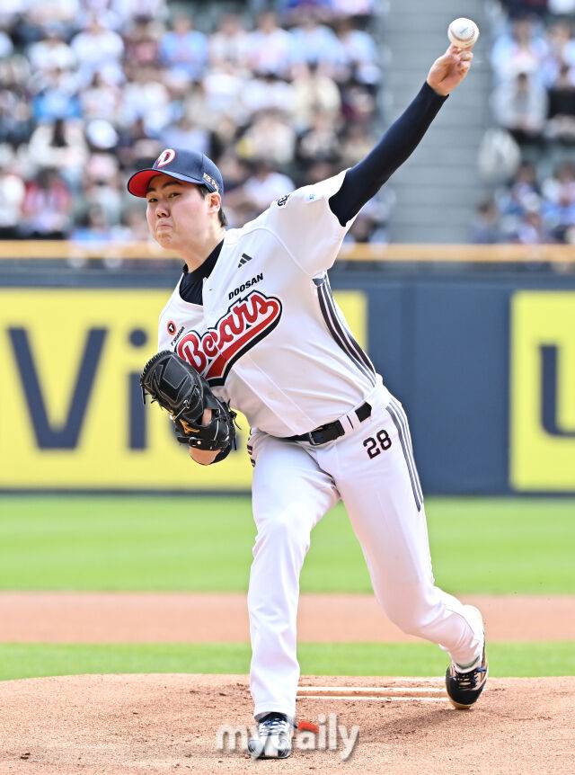 27일 오후 서울 잠실야구장에서 진행된 '2025 프로야구 KBO리그' 두산 베어스와 롯데 자이언츠의 경기. 두산 최승용이 선발등판해 역투하고 있다./잠실=송일섭 기자