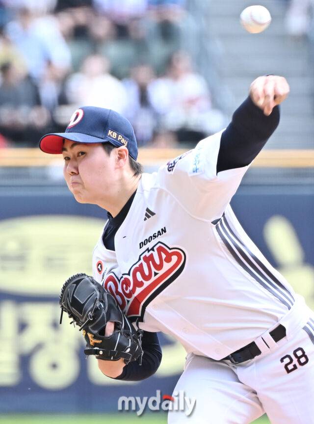 27일 오후 서울 잠실야구장에서 진행된 '2025 프로야구 KBO리그' 두산 베어스와 롯데 자이언츠의 경기. 두산 최승용이 선발등판해 역투하고 있다./잠실=송일섭 기자