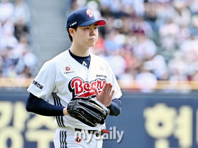 27일 오후 서울 잠실야구장에서 진행된 '2025 프로야구 KBO리그' 두산 베어스와 롯데 자이언츠의 경기. 두산 최승용이 1회초를 무실점으로 막은 뒤 박수를 치고 있다./잠실=송일섭 기자