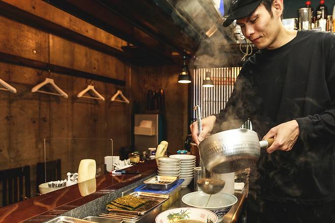 라멘을 만드는 미즈하라 셰프. 헤럴드DB