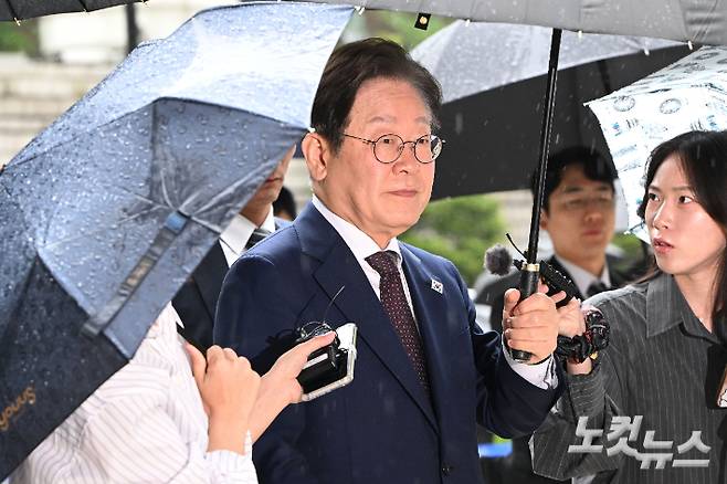 이재명 더불어민주당 대선 경선 후보가 22일 오전 서울 서초구 서울중앙지방법원에서 열린 '대장동 배임·성남FC 뇌물' 1심 속행 공판에 출석하고 있다. 류영주 기자