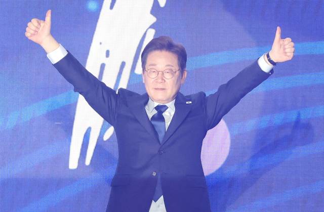 ▲ 더불어민주당 이재명 대선 경선 후보가 27일 경기 고양시 킨텍스에서 열린 '제21대 대통령선거 후보자 선출을 위한 수도권·강원·제주 경선 및 최종 후보자 선출 대회'에서 최종 후보로 확정된 뒤 손들어 인사하고 있다. ⓒ연합뉴스