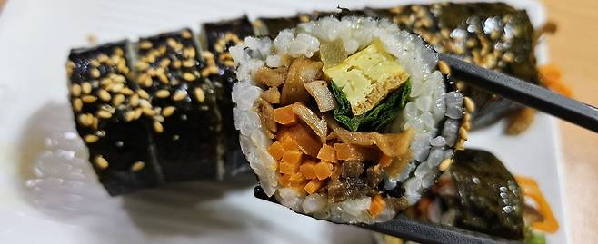 지난 24일 찾은 서울 강남구 일대 김밥 가격은 4000~5000원 선이었다. 속재료에 따라 6000~7000원 대까지 가격이 올랐다. 박윤희 기자