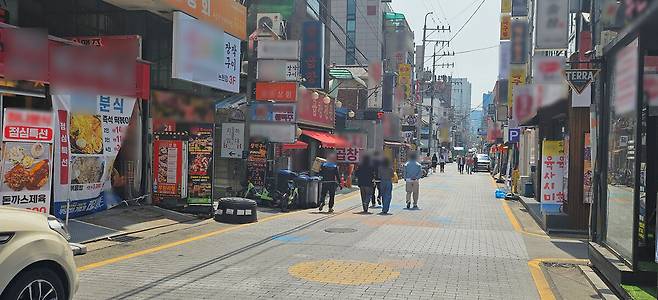 지난 24일 오후 12시쯤 찾은 논현역 인근 먹자골목 안이 한산하다. 박윤희 기자