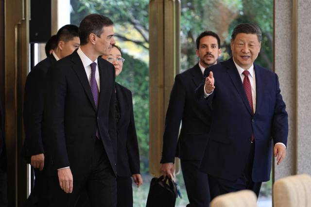 시진핑(오른쪽) 중국 국가주석이 이달 11일 양자 회담을 위해 중국 베이징 댜오위타이 국빈관을 찾은 페드로 산체스 스페인 총리에 자리를 안내하고 있다. 시 주석은 이날 미국을 겨냥해 “관세 전쟁에는 승자가 없다”며 “중국과 유럽연합(EU)이 미국의 ‘괴롭힘’에 함께 맞서야 한다”고 강조했다. AFP연합뉴스