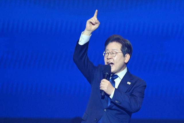 이재명 더불어민주당 대선 예비후보가 27일 경기 고양시 킨텍스에서 열린 제21대 대통령 선거 후보자 선출을 위한 수도권·강원·제주 합동연설회에서 공식 후보로 선출된 뒤 수락 연설을 하고 있다. 조태형 기자