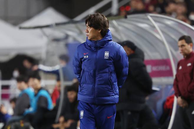 홍명보 축구 국가대표 감독이 3월25일 요르단전 경기를 지켜보고 있다. ⓒ연합뉴스