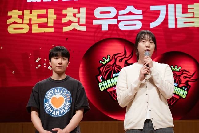 BNK 박경림(왼쪽)과 이하은이 26일 열린 우승 기념 팬미팅에서 은퇴 소감을 밝히고 있다. /사진=BNK 제공