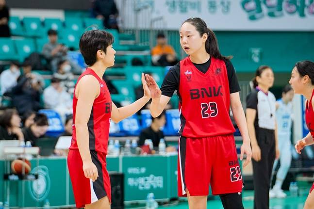 BNK 박경림(왼쪽)과 이하은. /사진=WKBL 제공