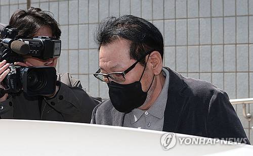 첫 재판 마친 공천헌금 의혹 '건진법사'
(서울=연합뉴스) 김인철 기자 = 2018년 지방선거 당시 불법 정치자금을 수수한 혐의로 기소된 무속인 '건진법사' 전성배 씨가 7일 서울 양천구 남부지방법원에서 열린 불법 정치자금 수수 의혹 관련 재판을 마친 뒤 법원 청사를 나와 차량에 탑승하고 있다. 2025.4.7
yatoya@yna.co.kr
(끝)
