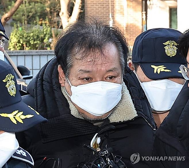 영장실질심사 출석하는 '건진법사' 전성배 (서울=연합뉴스) 임헌정 기자 = 정치자금법 위반 혐의를 받는 이른바 '건진법사'로 알려진 전성배 씨가 19일 서울 양천구 서울남부지법에서 열린 구속 전 피의자 심문(영장실질심사)에 출석하며 법정으로 향하고 있다. 2024.12.19 kane@yna.co.kr