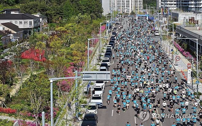 기장바다마라톤대회 '힘찬 출발' (부산=연합뉴스) 손형주 기자 = 27일 오전 부산 기장군 일대에서 열린 제7회 기장바다마라톤대회에서 하프코스에 출전한 참가자들이 힘차게 출발하고 있다. 연합뉴스와 기장바다마라톤조직위원회가 주최한 이번 마라톤에서 1만명의 참가자는 기장군의 아름다운 해안가를 달렸다. 2025.4.27 handbrother@yna.co.kr