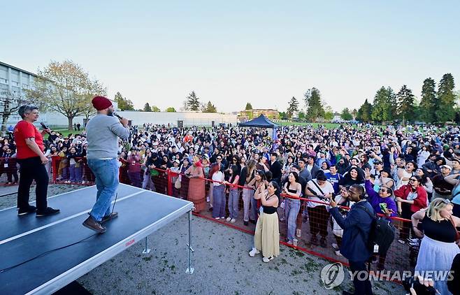 거리 파티가 진행 중인 밴쿠버 시내에 모인 시민들 (밴쿠버 로이터=연합뉴스) 26일(현지시간) 캐나다 밴쿠버에서 열린 라푸 라푸 데이 블록 파티 현장에 모인 시민들을 상대로 연설하는 캐나다 신민당의 자그미트 싱 대표. 2025.4.26