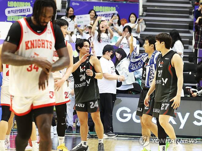 4강 플레이오프 3차전 승리한 KT (수원=연합뉴스) 홍기원 기자 = 27일 경기도 수원KT소닉붐아레나에서 열린 프로농구 4강 플레이오프 3차전 수원 KT 소닉붐과 서울 SK 나이츠의 경기. 77-64로 승리한 KT 선수들이 기뻐하고 있다. 2025.4.27 xanadu@yna.co.kr