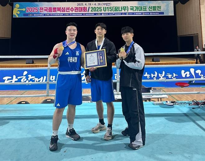 28일 충남 청양군민체육관에서 열린 2025 전국종별선수권복싱대회 남일반부서 입상한 수원시청 선수들이 기념사진을 찍고 있다. 사진=수원시청