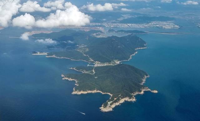 2029년 개항 예정이던 가덕신공항이 현대건설 컨소시엄의 비상식적인 기본설계안 제출로 개항이 지연될 가능성이 커졌다. 가덕신공항 예정지인 부산 강서구 가덕도 전경. 김경현 기자 view@