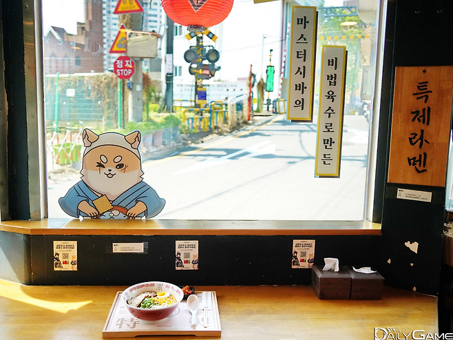 기차가 지나는 풍경과 함께 라멘을 먹을 수 있다.