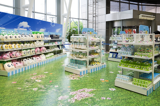 팝업스토어의 굿즈샵에는 148종의 굿즈가 선보여진다(제공=넷마블).