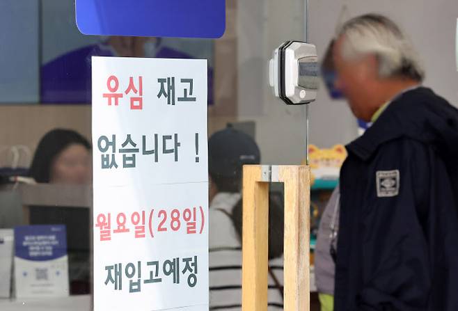 SK텔레콤은 오는 28일부터 가입자들에게 유심(eSIM 포함) 무료 교체서비스를 제공한다.(사진=연합뉴스)