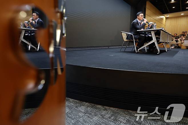 SK텔레콤 임직원들이 25일 서울 중구 SKT타워에서 고객 정보 보호조치 강화 설명회를 열고 SK텔레콤 이용자 유심(USIM) 정보 해킹 사고와 관련해 기자들 질문을 받고 있다. 2025.4.25/뉴스1 ⓒ News1 이동해 기자