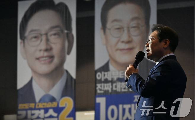 21대 대선 더불어민주당 후보로 선출된 이재명 후보가 27일 경기 고양시 킨텍스에서 열린 수도권·강원·제주 합동연설회에서 수락연설을 하고 있다.(공동취재) 2025.4.27/뉴스1 ⓒ News1 안은나 기자