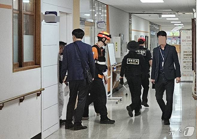 28일 오전 8시 36분쯤 충북 청주시 흥덕구 오송읍의 한 고등학교에서 한 학생이 흉기를 휘두른 사건과 관련해 경찰 등이 현장 감식을 벌이고 있다. 2025.4.28/뉴스1 ⓒ News1 이재규 기자