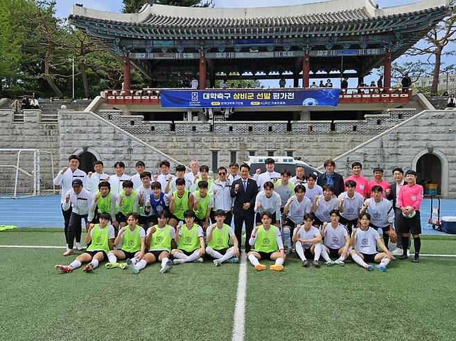 27일 단국대 천안캠퍼스 대운동장에서 진행된 U-19 대학 상비군 선발전에 앞서 선수들과 관계자들이 단체 사진을 촬영하고 있다. 사진 | 대학축구연맹