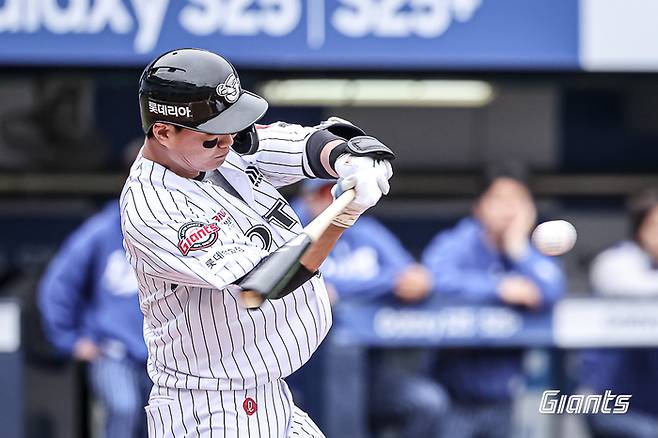 롯데 손호영이 20일 대구삼성라이온즈파크에서 열린 2025 KBO리그 정규시즌 삼성전에서 타격하고 있다. 사진 | 롯데 자이언츠