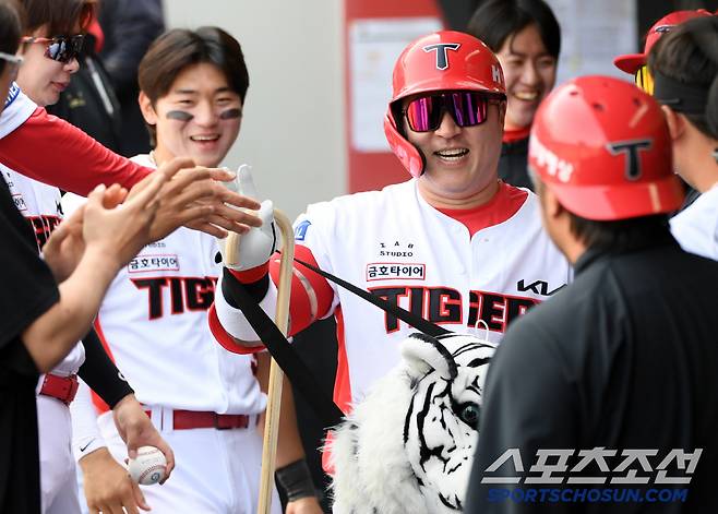 27일 광주 기아챔피언스필드에서 열린 KIA 타이거즈와 LG 트윈스의 경기. 4회말 KIA 최형우가 솔로포를 날린 뒤 환호하고 있다. 광주=박재만 기자 pjm@sportschosun.com/2025.04.27/