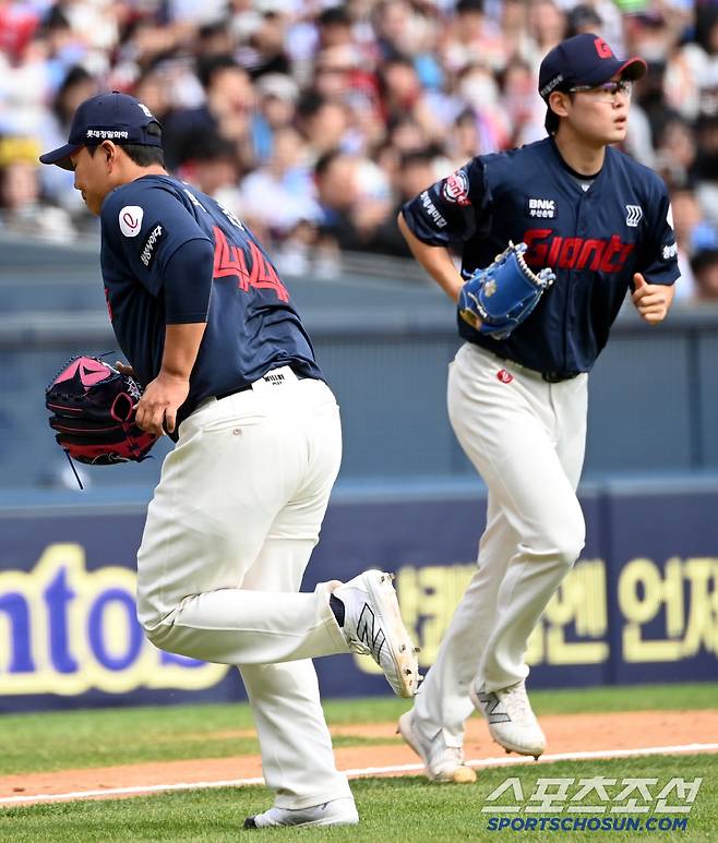 1사 1,2루 위기, 박진에 이어 송재영이 마운드에 오르고