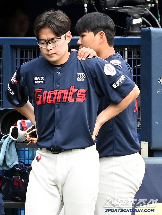 아쉬움에 입술을 꾹 깨문 송재영과 그를 위로하는 박진의 손길