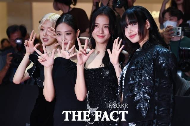 가요단체 연예제작자협회가 주관하는 '드림콘서트'는 오는 9월 중국 하이난성에서 처음 펼쳐진다. 사진은 지난해 9월 블랙핑크( 로제와 제니, 지수, 리사)가 '블랙핑크 월드투어 본 핑크 인 시네마 핑크카펫'에 참석해 팬들과 즐거운 시간을 보내고 있다. /서예원 기자