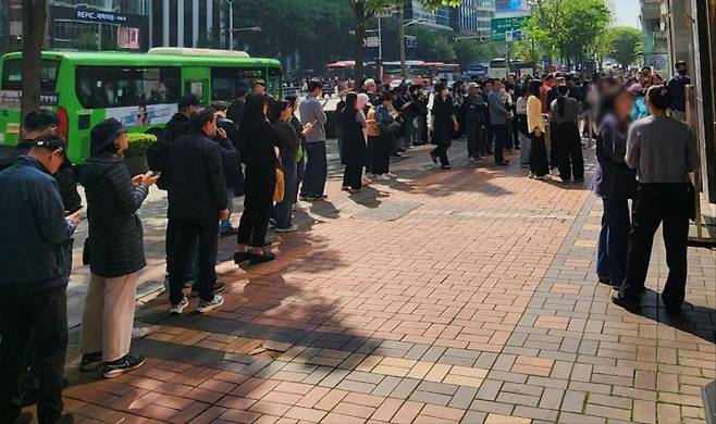 28일 방문한 서울 강남역 인근 SK텔레콤 대리점 앞엔 이른 아침부터 긴 줄이 늘어섰다. 변선진 기자