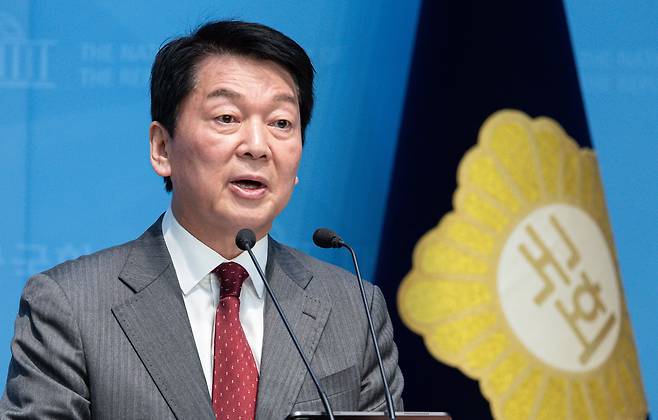 안철수 국민의힘 경선 후보가 27일 오전 서울 여의도 국회 소통관에서 '국민 여러분께 드리는 호소문'을 발표하고 있다. 2025.4.27/뉴스1 ⓒ News1 이재명 기자