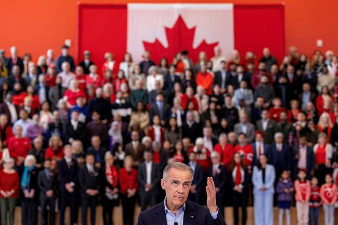 지난 26일 마크 카니 캐나다 총리가 온타리오주 킹시티의 세네카 대학에서 열린 자유당 선거 유세에서 연설하고 있다. /로이터 연합뉴스