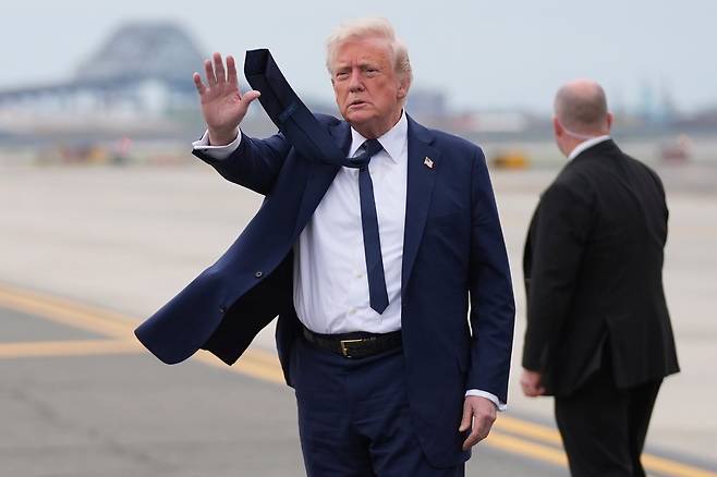 도널드 트럼프 미국 대통령이 26일 바티칸에서 프란치스코 교황 장례식에 참석한 뒤 뉴저지주 뉴어크 리버티 국제공항에 도착해 손을 흔들고 있다. /AP 연합뉴스