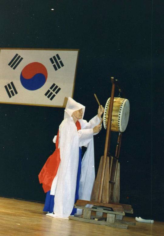 심화영이 법고 치는 모습