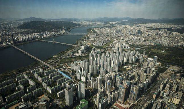 서울 송파구 롯데월드타워 전망대 서울스카이에서 도심 아파트가 보이고 있다. ⓒ 뉴시스