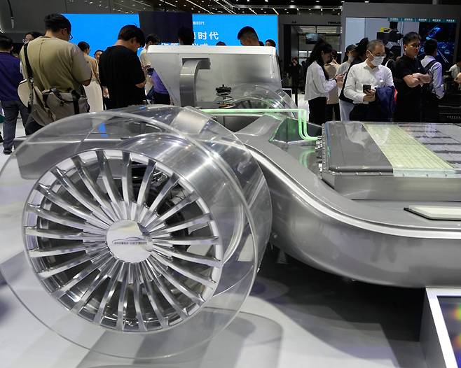 23일 중국 상하이에서 열린 ‘2025 상하이 모터쇼’에서 관람객들이 CATL의 ‘5분 충전 520km 주행’ 배터리 신제품을 살펴보고 있다. 상하이=AP 뉴시스