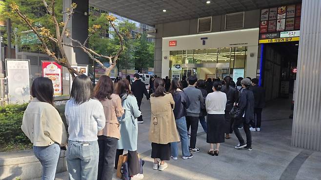 서울 광화문 SK텔레콤 T월드 대리점 앞에 문을 열기도 전부터 유심 교체를 위해 수백명이 줄을 서있다. 2025.04.28 뉴스1