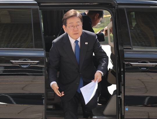 이재명 더불어민주당 대선 후보가 28일 국회에서 열린 당 최고위원회의에 참석하기 위해 본청으로 들어서고 있다. 연합뉴스