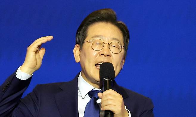 더불어민주당 대통령선거 후보로 선출된 이재명 후보가 27일 경기도 고양시 킨텍스에서 열린 제21대 대통령선거 후보자 선출을 위한 수도권·강원·제주· 경선 및 최종 후보자 선출대회에서 수락연설을 하고 있다. 김경호 선임기자 jijae@hani.co.kr