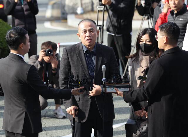 김건희 여사 공천 개입 의혹과 미래한국연구소의 불법 여론조사 의혹 등 사건의 핵심 인물인 명태균 씨가 지난해 11월8일 오전 경남 창원시 성산구 창원지방검찰청에 출석하며 기자들의 질문에 답하고 있다. 김봉규 선임기자 bong9@hani.co.kr