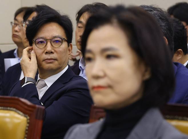 법원에 의해 임명정지가 인용된 신동호 EBS 신임 사장이 18일 오후 서울 여의도 국회에서 열린 과학기술정보방송통신위원회 전체회의에 출석해 의원들의 질문을 듣고 있다. 오른쪽은 이진숙 방송통신위원장. 윤운식 선임기자 yws@hani.co.kr