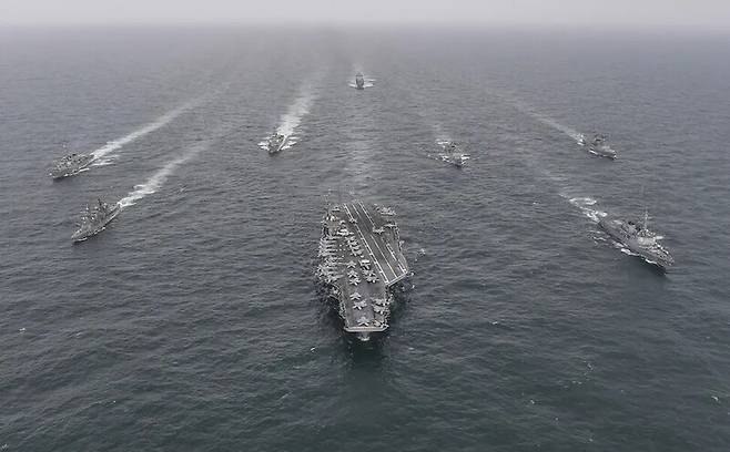 한국 해군의 구축함 율곡 이이호(앞줄 오른쪽)가 2023년 4월4일, 제주도 앞바다 국제 해역에서 미군 항공모함 USS 니미츠(가운데), 일본 해상자위대 우미기리(앞줄 왼쪽)과 합동 훈련을 위해 항해하고 있다. 국방부 제공=AP연합뉴스