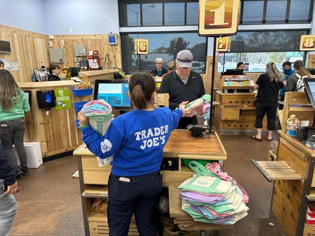 11일 미국 캘리포니아주 오클랜드의 한 트레이더 조스 매장에서 한 소비자가 미니백을 구입하고 있다. 실리콘밸리=이서희 특파원