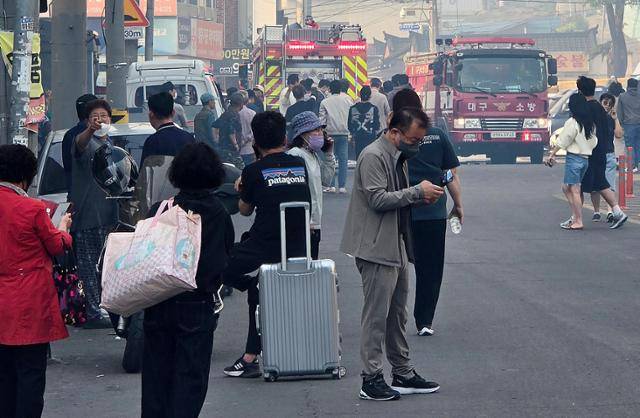 28일 대구 북구 노곡동 함지산에서 불이 나 인근 주민들이 대피하고 있다. 대구=뉴스1